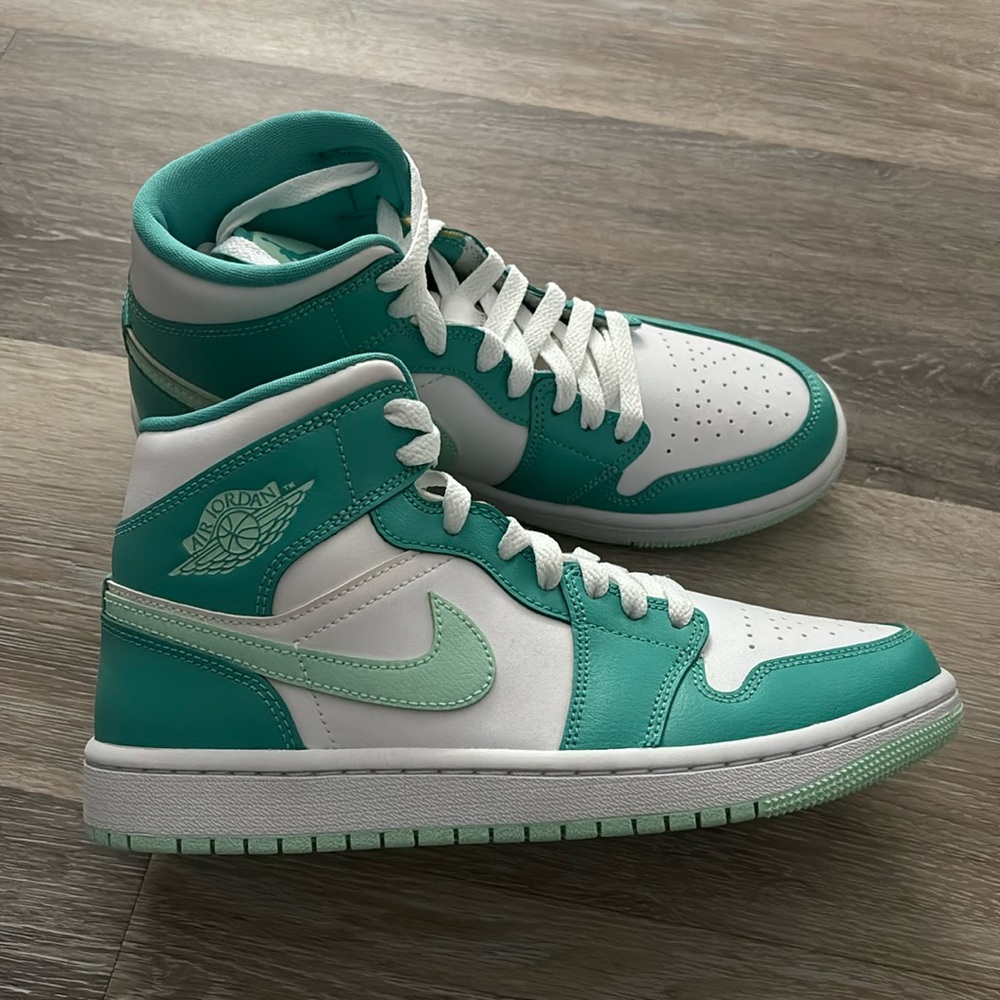 hi! i am selling marine green jordan 1s woman 7.5.